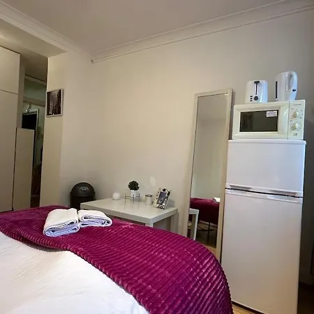 An Economic Hotel-Like Room, En-Suite Sheperds Bush